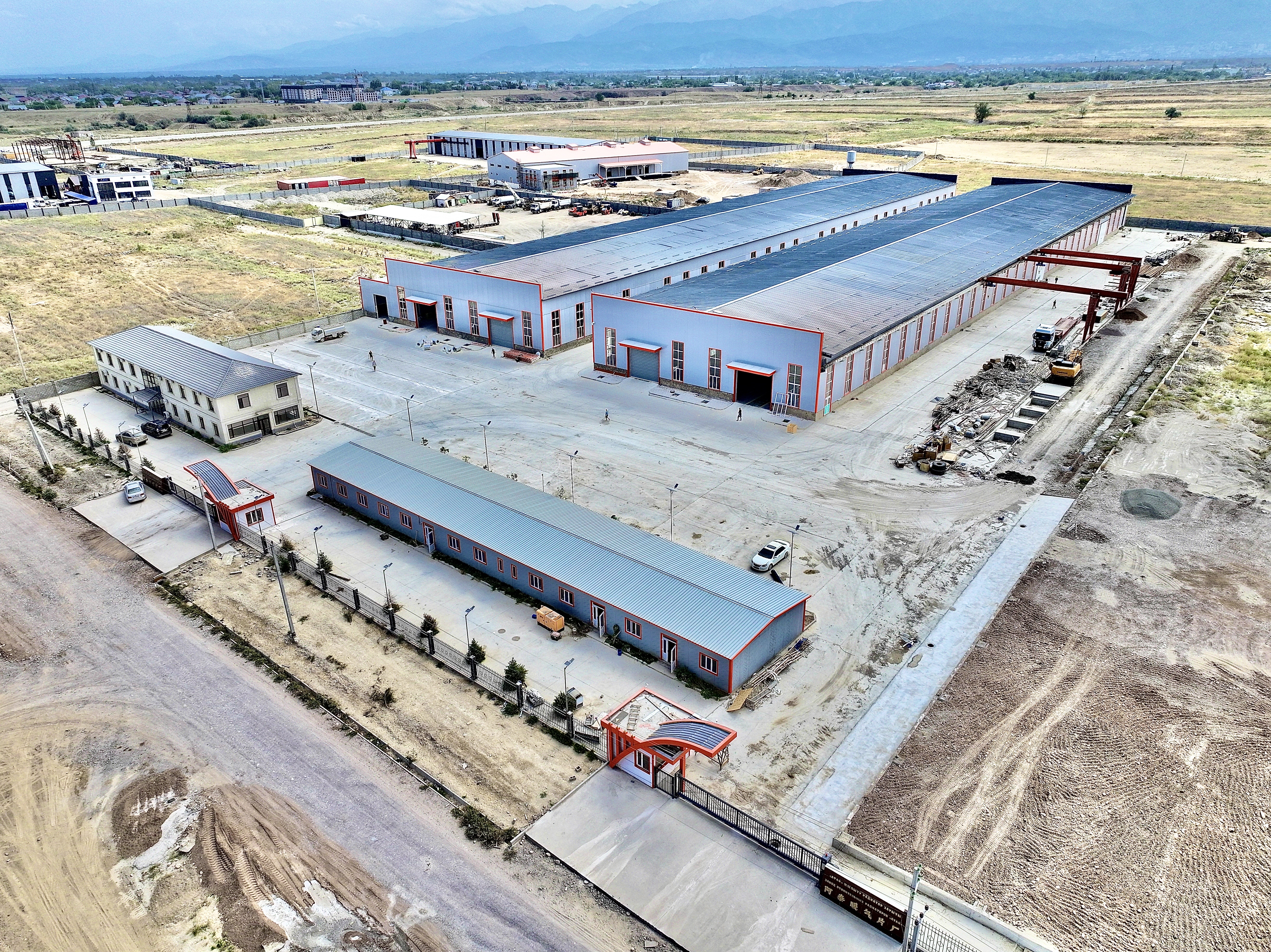 钢结构工厂,关于我们右边照片